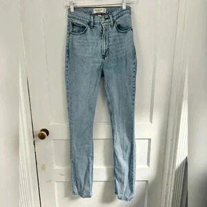 Abercrombie & Fitch Curve Love
The 90s Slim Straight
Ultra High Rise Size 25